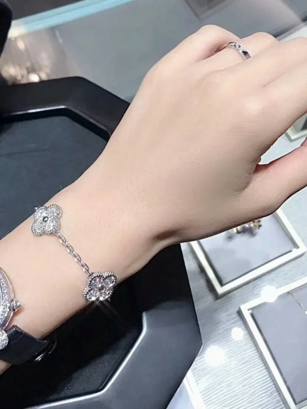 None 🖐️van cleef